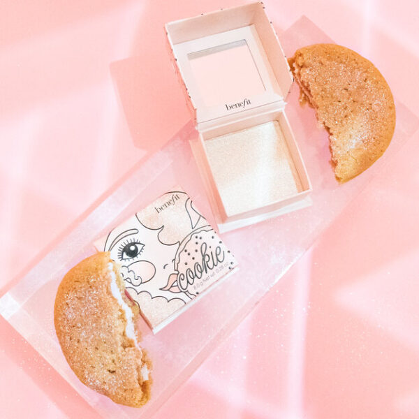 BENEFIT Cookie Golden pearl highlighter بنفت أضاءة للوجه