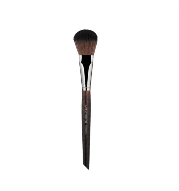 MAKE UP FOR EVER HIGHLIGHTER BRUSH - MEDIUM - 152 ميك اب فور ايفر فرشاة هايلايت