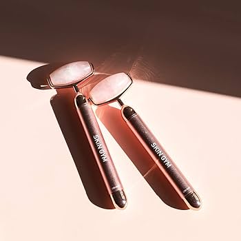 SKIN GYM ROSE QUARTZ VIBRATING LIFT & CONTOUR BEAUTY ROLLER بكرة تجميل اهتزازية من الكوارتز الوردي - Image 2