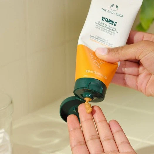 THE BODY SHOP Vitamin C Glow Revealing Microdermabrasion 100ml فيتامين سي مقشر البشرة من ذا بدي شوب - Image 4