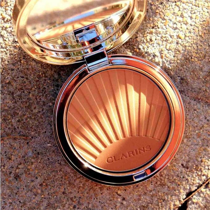 CLARINS Bronzing Compact - Golden Radiance Collection بودرة تسمير مضغوطة من كلارنس - مجموعة الإشراقة الذهبية - Image 2