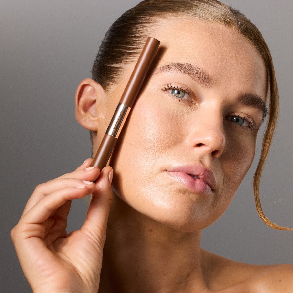 GOSH BROW TINT - 002 DARK BROWN قلم تحديد الحواجب من گوش - Image 2