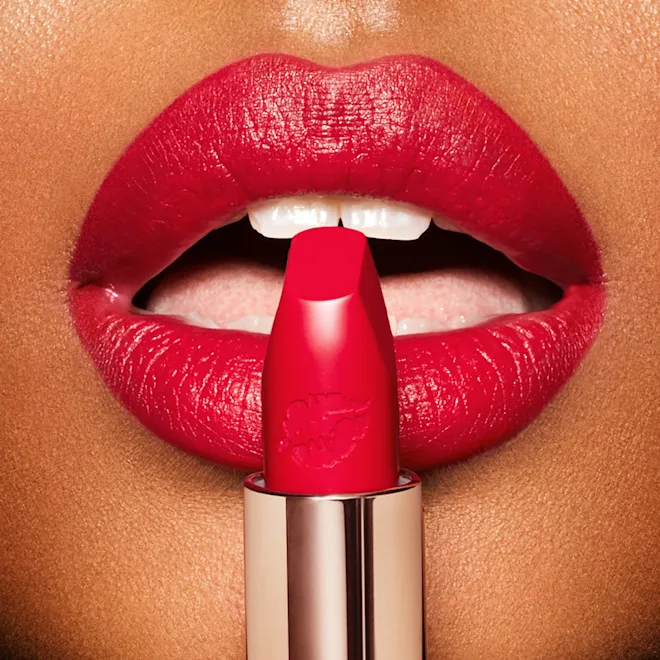 CHARLOTTE TILBURY HOT LIPS - PATSY RED احمر شفاه من شارلوت - Image 2