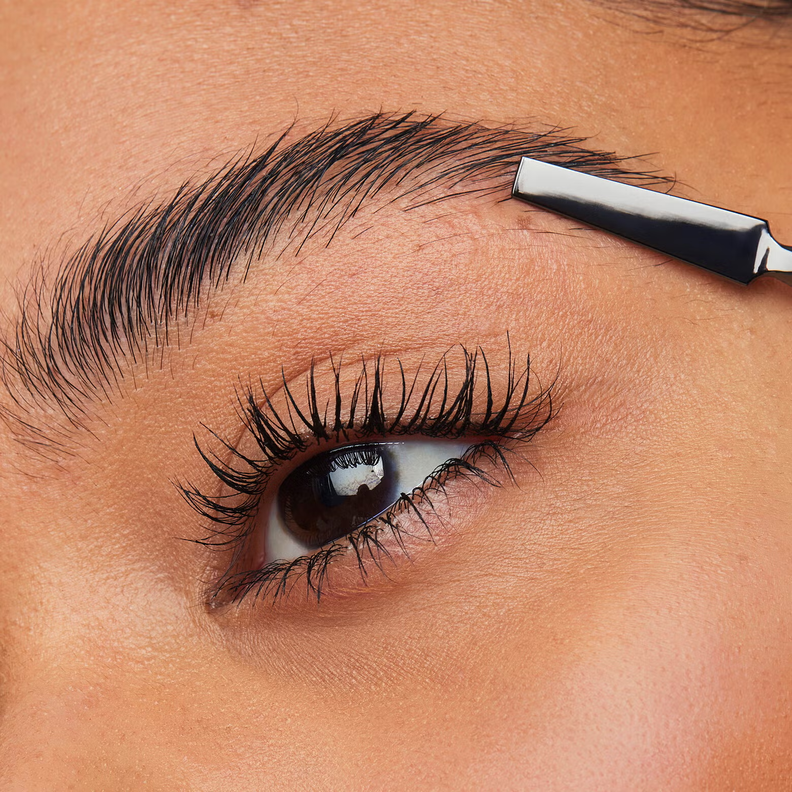 E.L.F Brow Lift - CLEAR أيلف شمع شفاف لتشكيل الحواجب - Image 5
