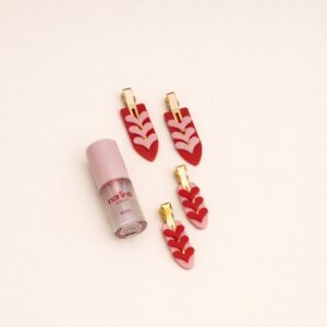 NARINS BEAUTY THE GLOSS & GO EDIT.(AURA Cooling Lip Gloss + BUN BUN Butterfly Hair Clips) نارين بيوتي گلوس ملمع للشفاه & مشابك للشعر