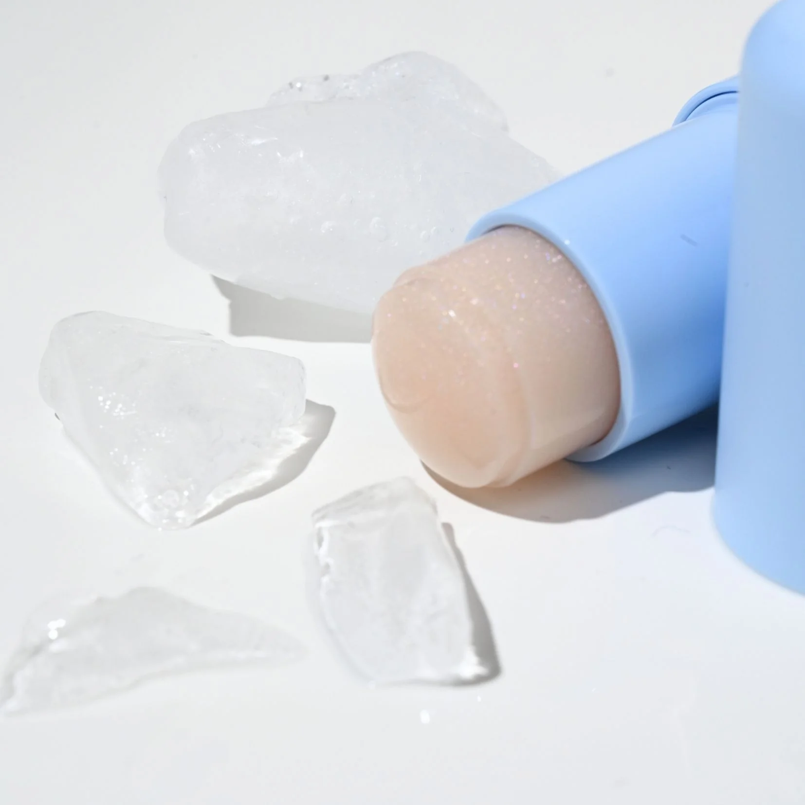 BLONDESISTER EYECING EYE BALM بلوندي سيستر ستك منعش لمنطقة حول العينين يقلل الانتفاخ والهالات السوداء - Image 3