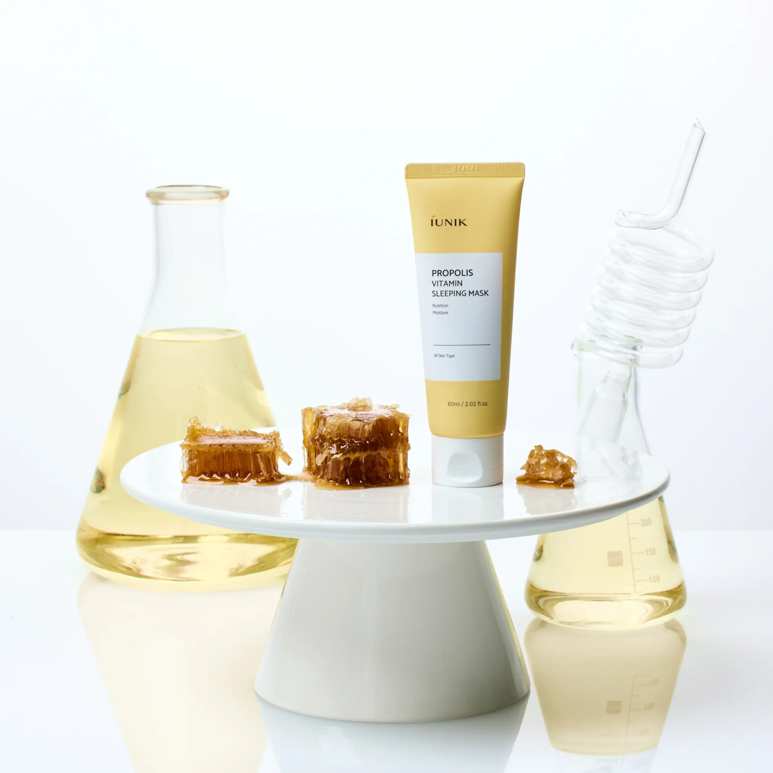 IUNIK Propolis Vitamin Sleeping Mask 60ml اي يونيك ماسك ليلي مرمم ومهدئ ومجدد لإشراقة للبشرة - Image 4