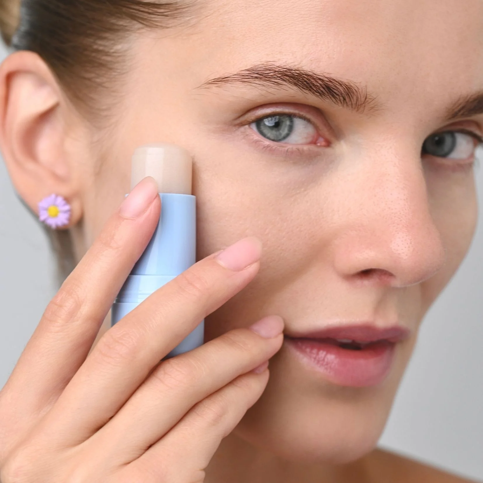 BLONDESISTER EYECING EYE BALM بلوندي سيستر ستك منعش لمنطقة حول العينين يقلل الانتفاخ والهالات السوداء - Image 6