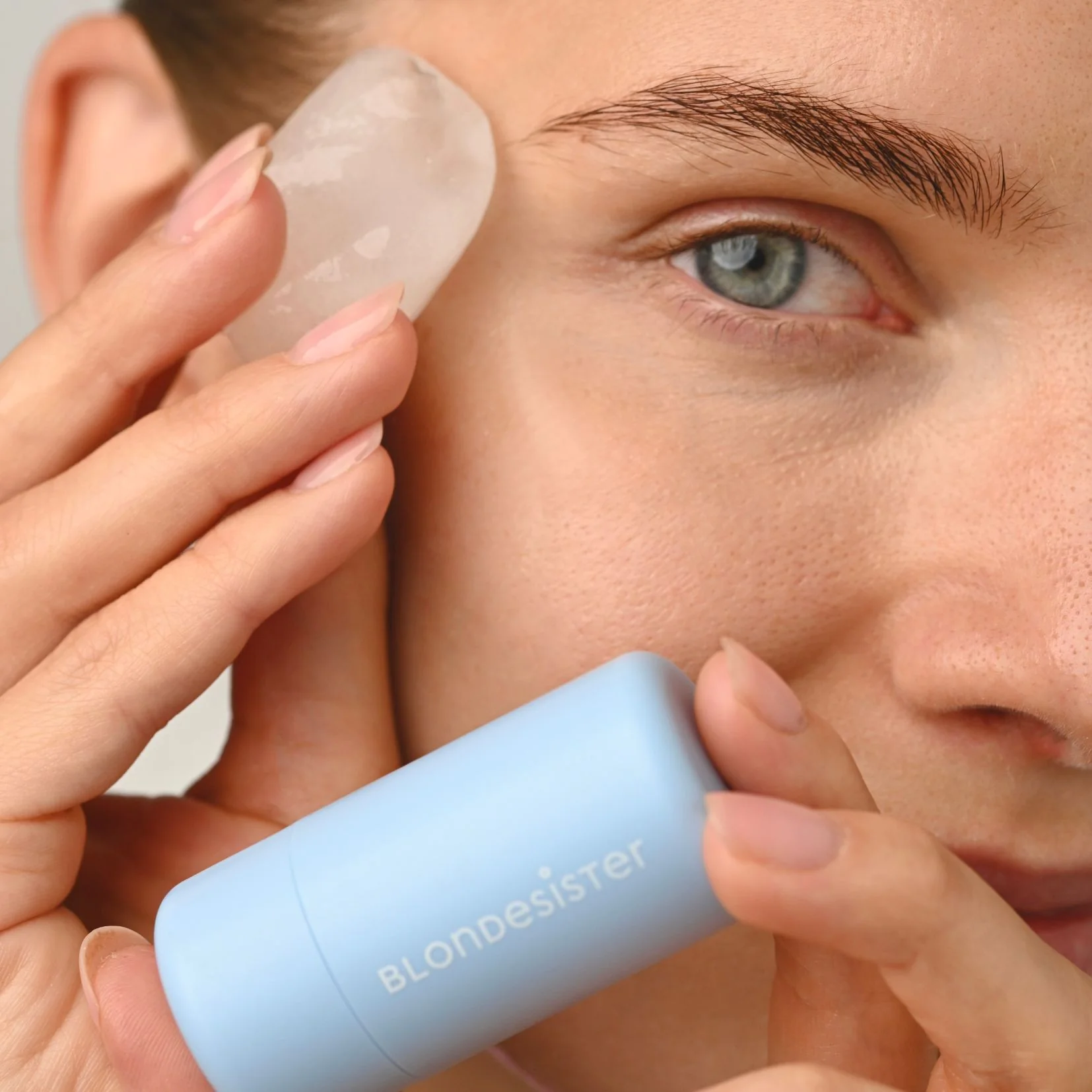 BLONDESISTER EYECING EYE BALM بلوندي سيستر ستك منعش لمنطقة حول العينين يقلل الانتفاخ والهالات السوداء - Image 5