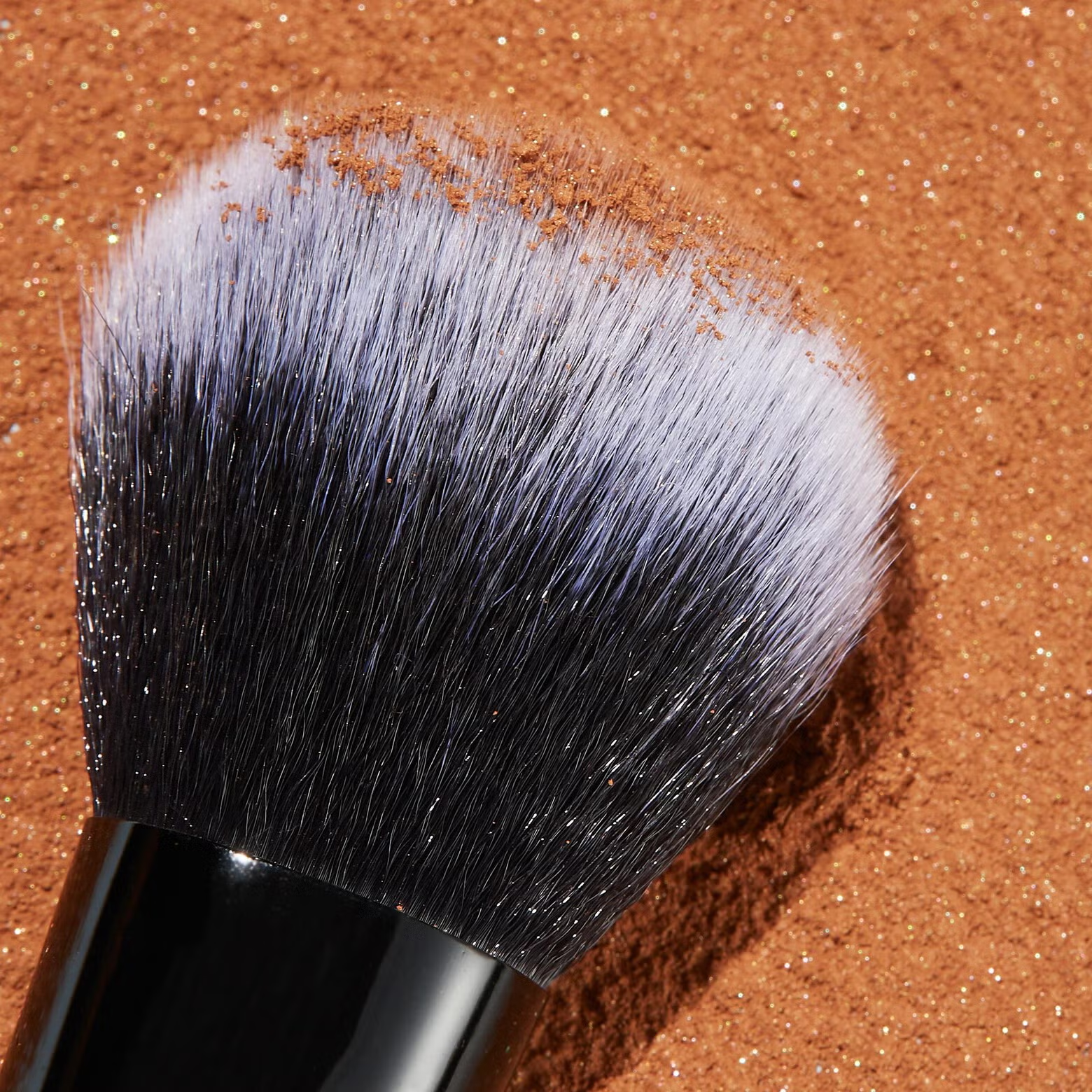 E.L.F Flawless Face Brush ايلف فرشاة لتطبيق وتوزيع البودرة - Image 2